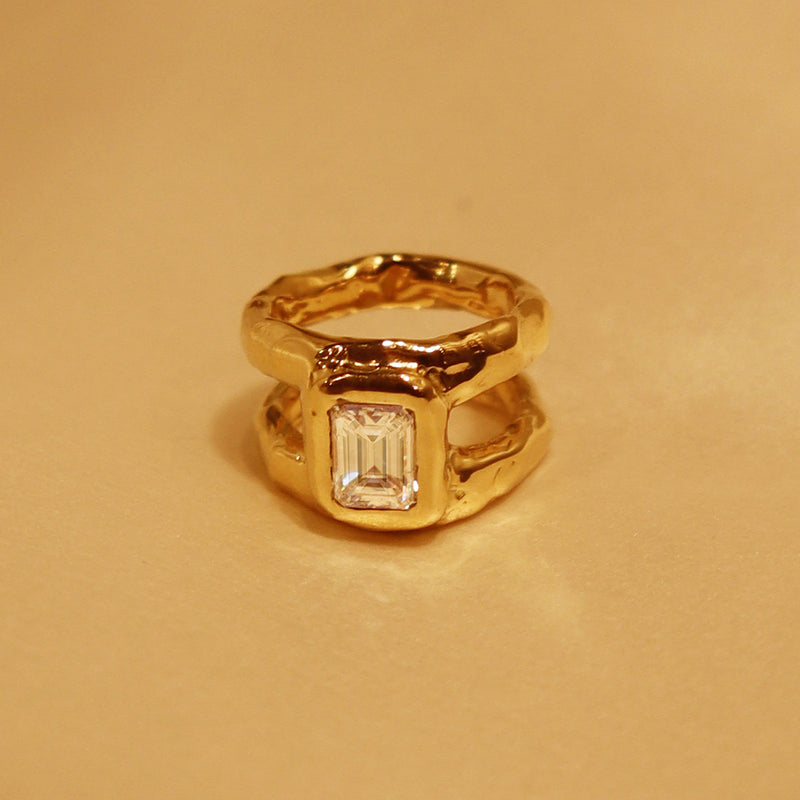 Bond Ring with octagonal Diamond